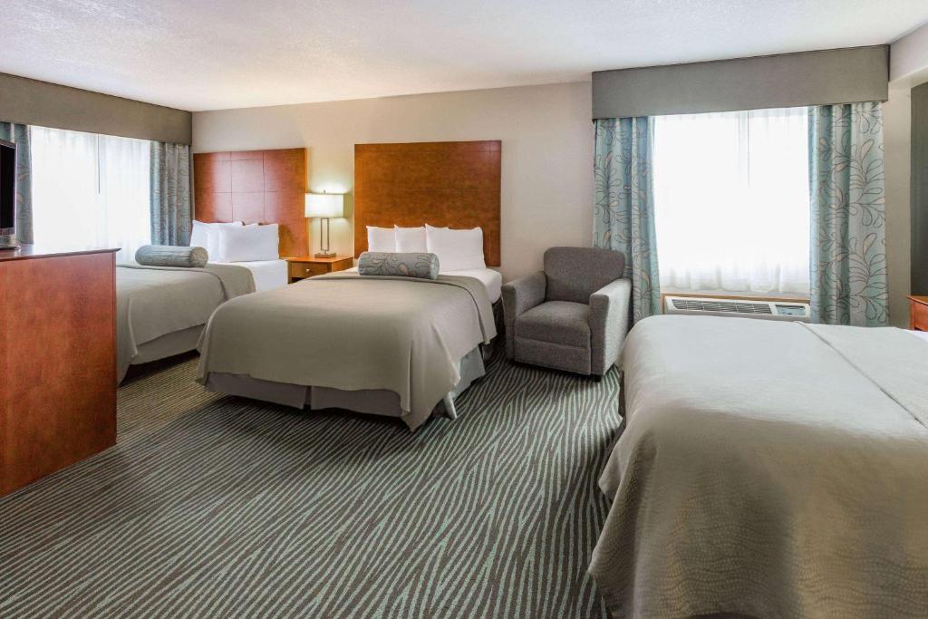 Postel nebo postele na pokoji v ubytování AmericInn by Wyndham Des Moines Airport