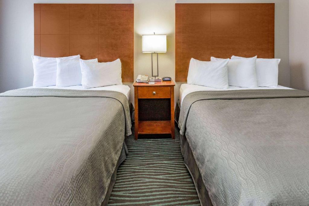 Postel nebo postele na pokoji v ubytování AmericInn by Wyndham Des Moines Airport