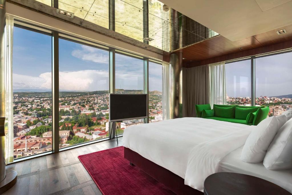 Rúm í herbergi á Radisson Blu Iveria Hotel
