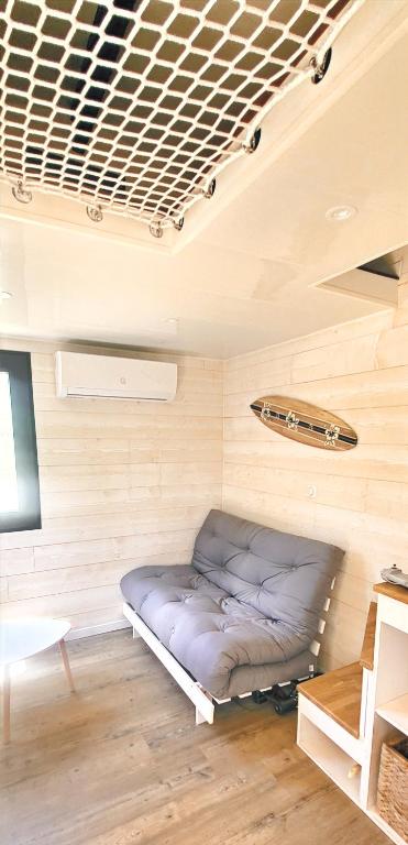 - un lit dans une chambre avec plafond dans l'établissement Tiny House - Mas du Soleil, à Bagnols-sur-Cèze