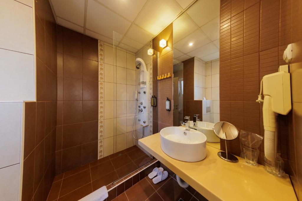 Koupelna v ubytování Garni Hotel Biser