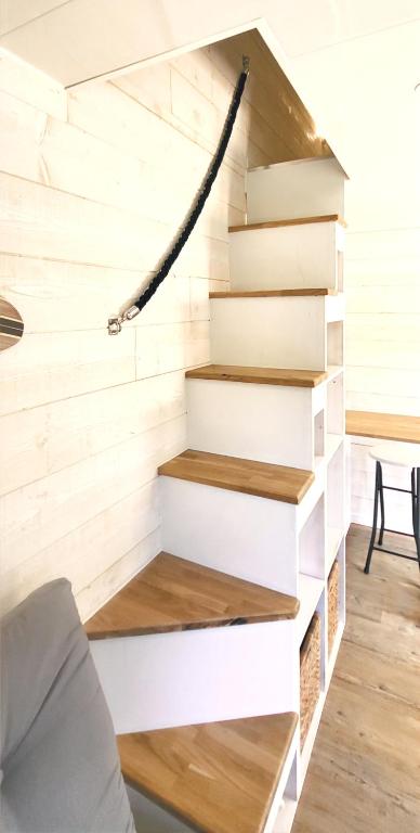 Un escalier dans une petite maison dans l'établissement Tiny House - Mas du Soleil, à Bagnols-sur-Cèze