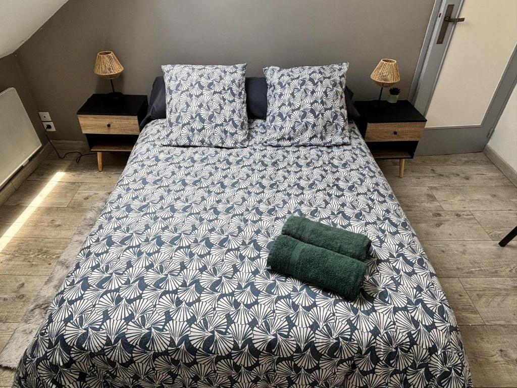 Postel nebo postele na pokoji v ubytování Proche centre - parking securisé