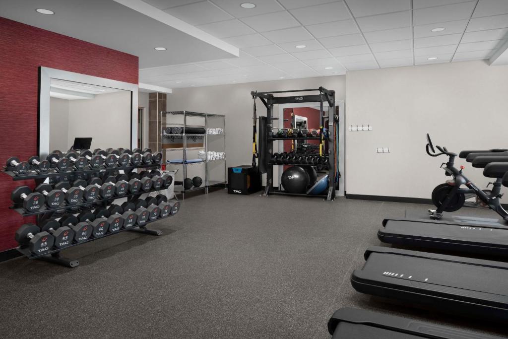 una palestra con un sacco di attrezzature in una stanza di Home2 Suites By Hilton Poughkeepsie a Poughkeepsie