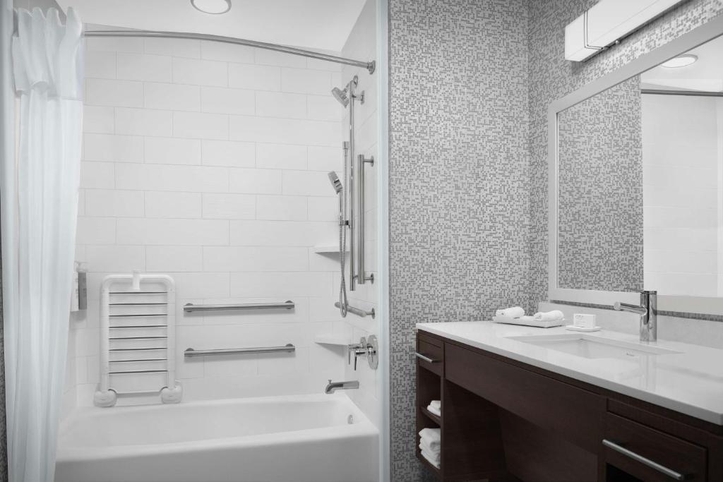 Bagno di Home2 Suites By Hilton Poughkeepsie