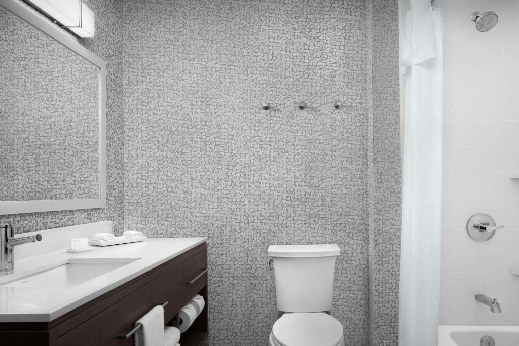 Bagno di Home2 Suites By Hilton Poughkeepsie