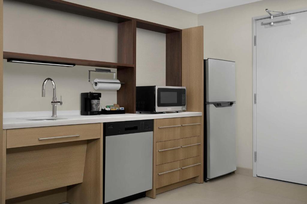 Cucina o angolo cottura di Home2 Suites By Hilton Poughkeepsie