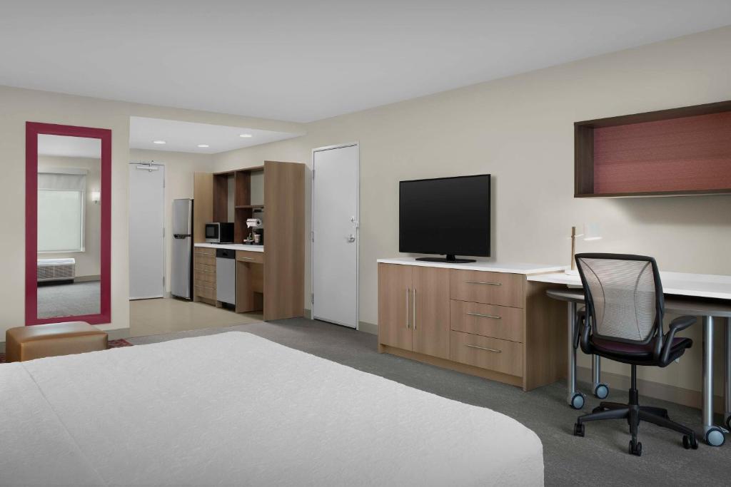 Cucina o angolo cottura di Home2 Suites By Hilton Poughkeepsie