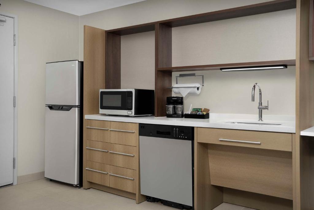 Cucina o angolo cottura di Home2 Suites By Hilton Poughkeepsie