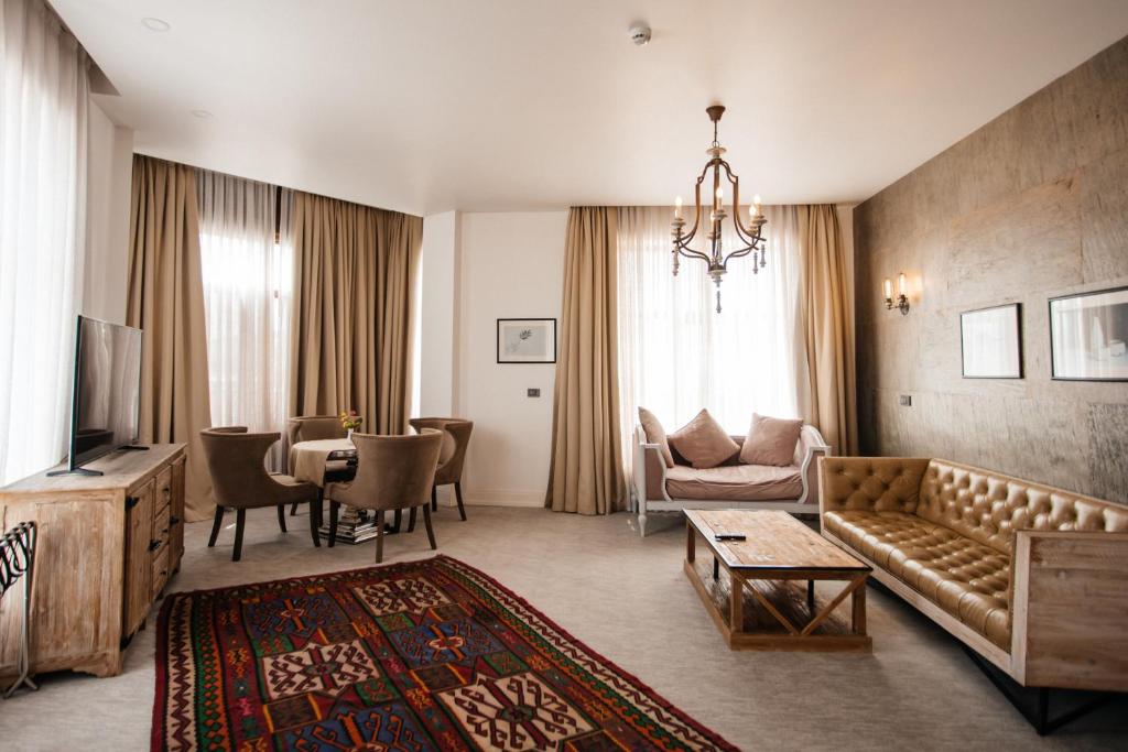 TV a/nebo společenská místnost v ubytování Shirvanshah Hotel