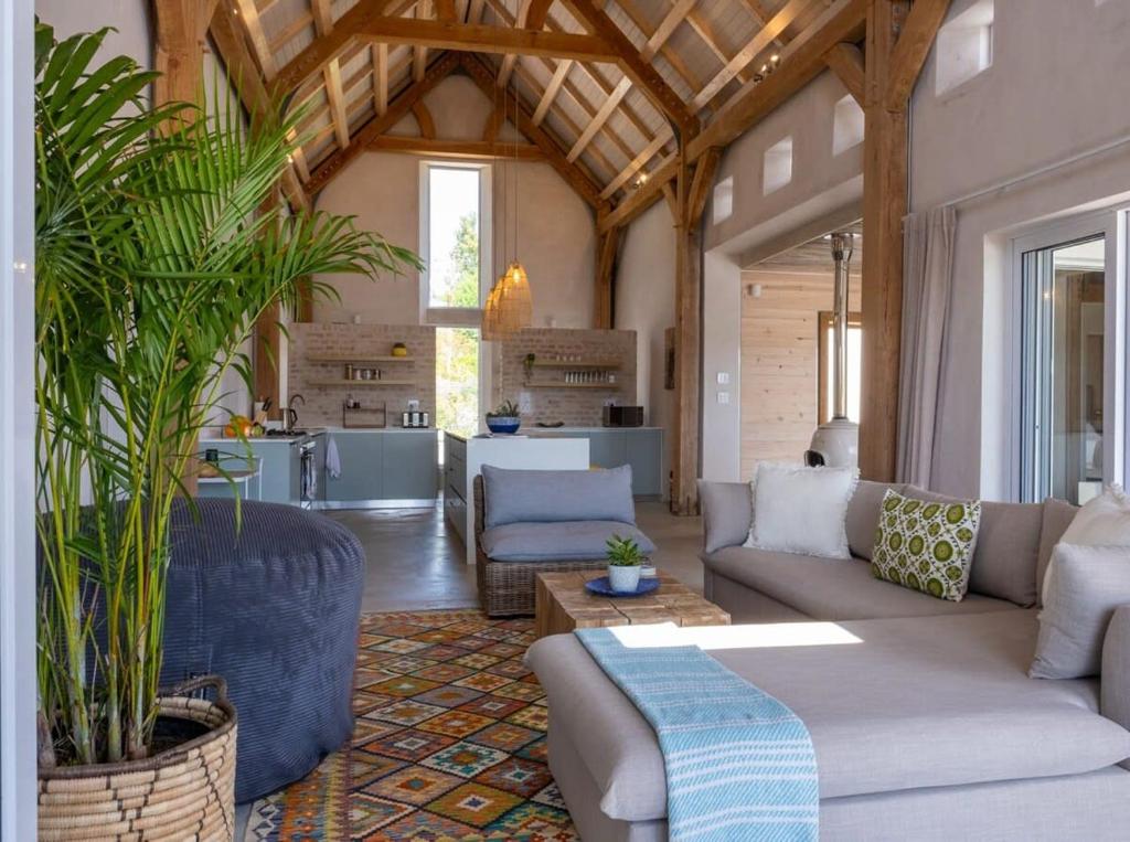 Χώρος καθιστικού στο Spacious Post-and-Beam Marvel in quiet McGregor