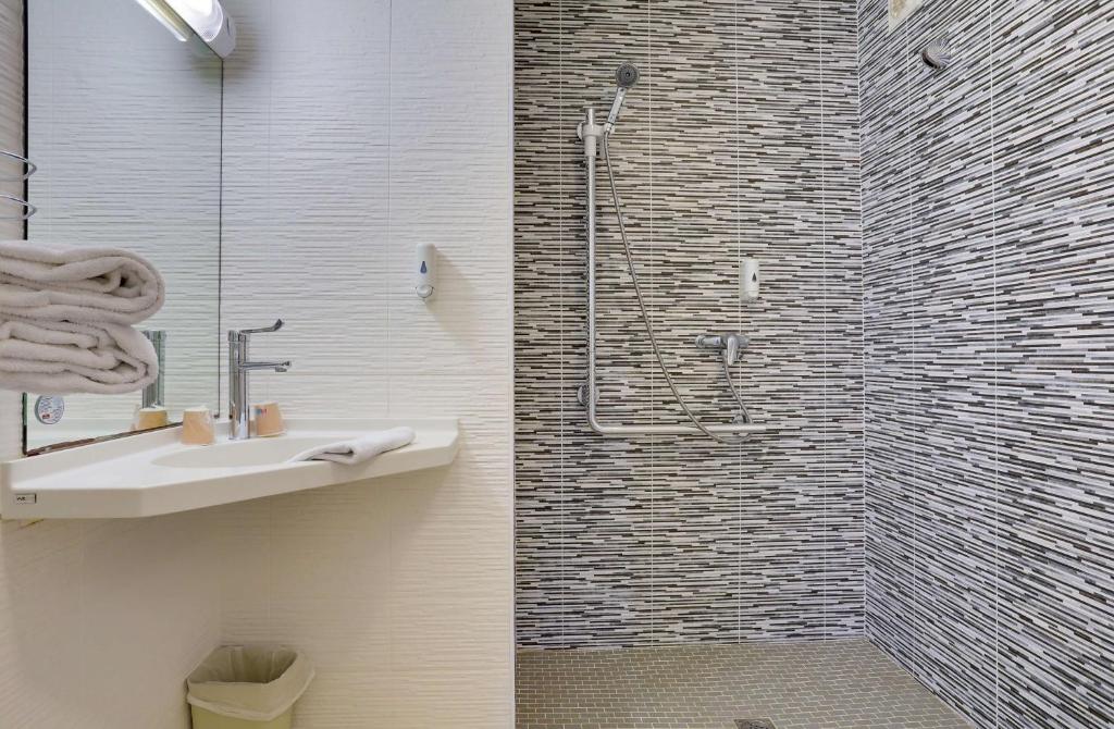 Brit Hotel Reims La Pompelle - Resim 12