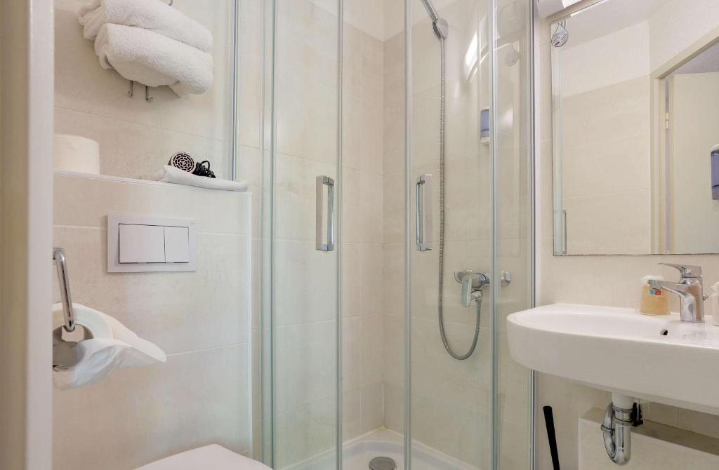 Brit Hotel Reims La Pompelle - Resim 3