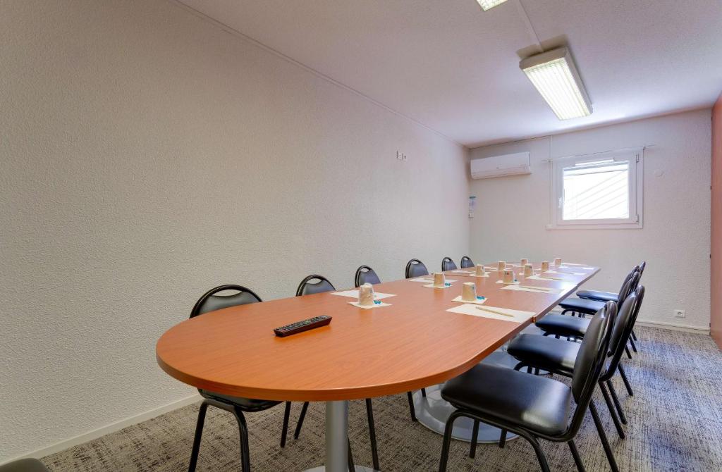 Brit Hotel Reims La Pompelle - Resim 33