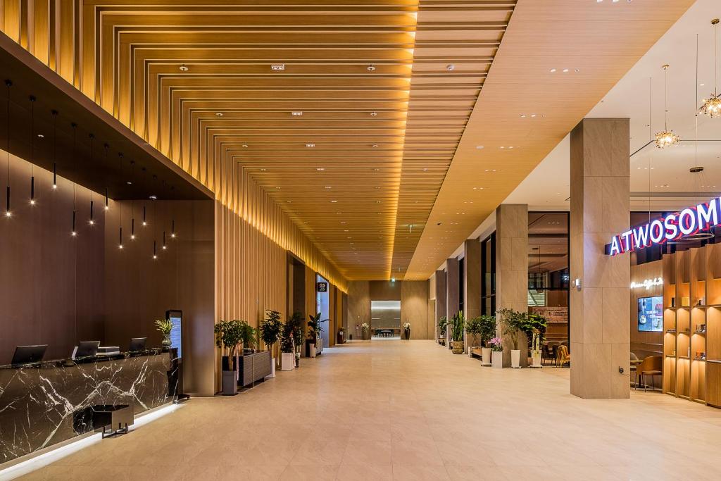an empty lobby of a hotel with a sign on the ceiling at ILLITE Hotel in Yŏngdong