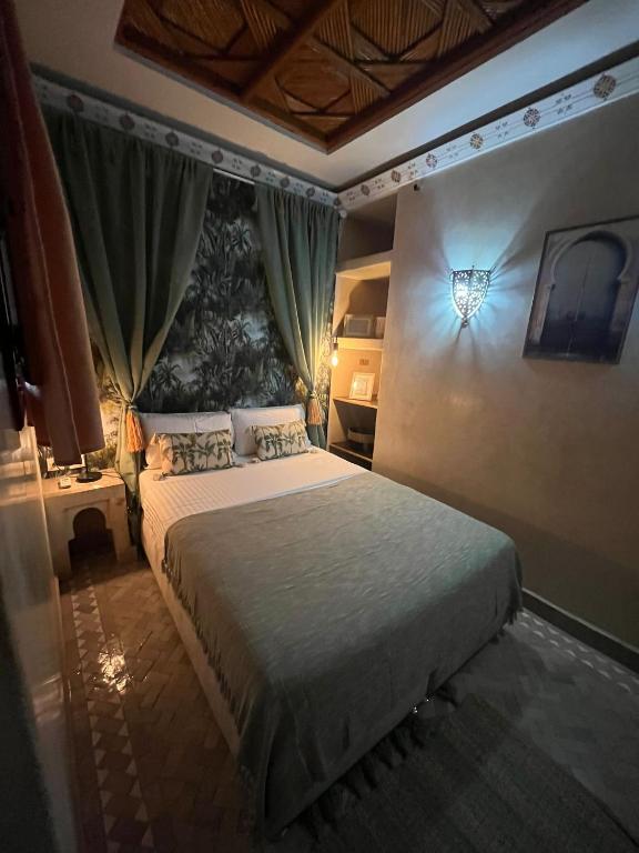 Postel nebo postele na pokoji v ubytování Riad Amazing Amazigh avec jacuzzi petit déjeuner compris avec aussi chambres familiales près de la place jemaa El fna