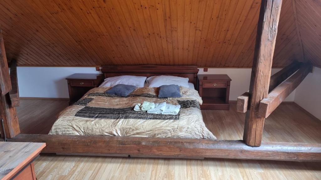 Postel nebo postele na pokoji v ubytování Penzion u dobrého lva