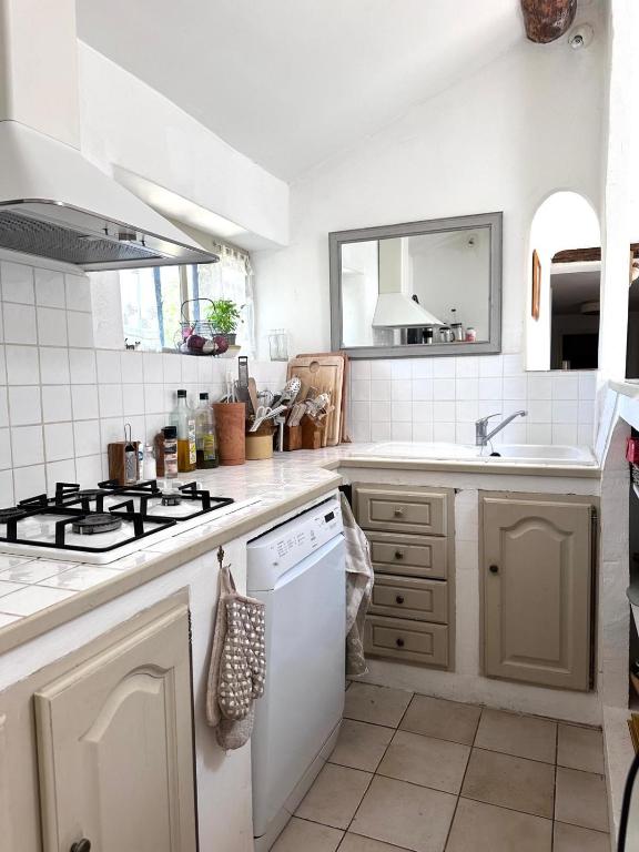 Kuchnia lub aneks kuchenny w obiekcie Charming Provençal farmhouse with pool
