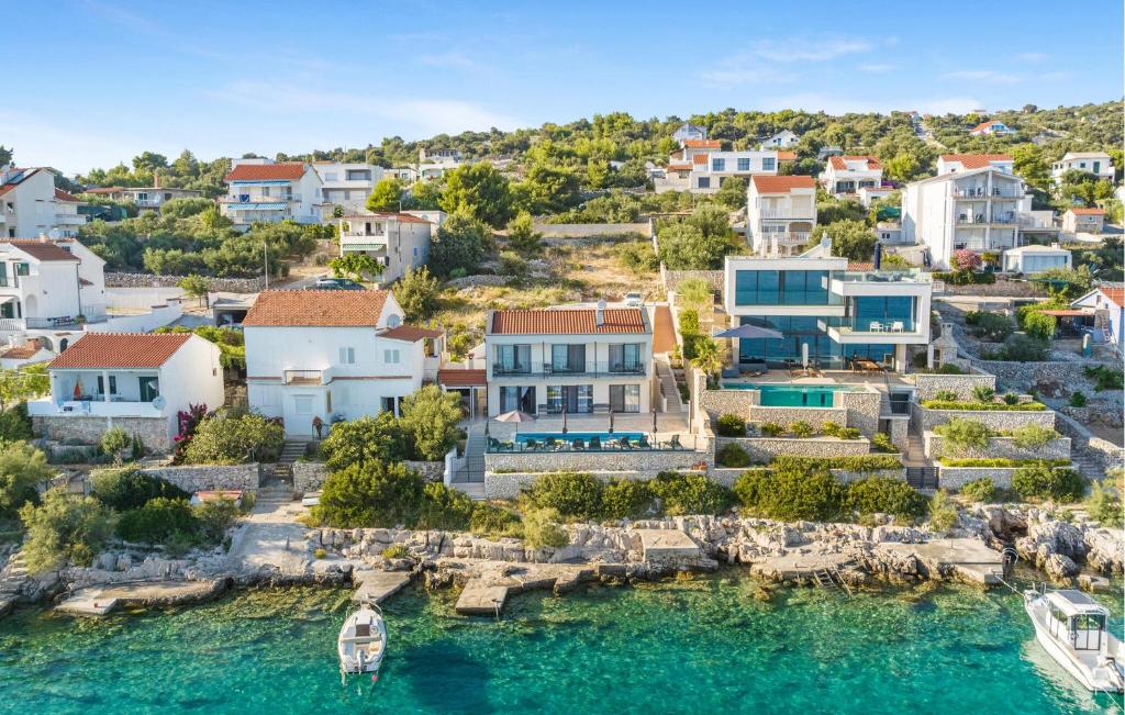 eine Luftansicht einer Villa auf dem Wasser in der Unterkunft Beautiful Home In Sevid in Sevid