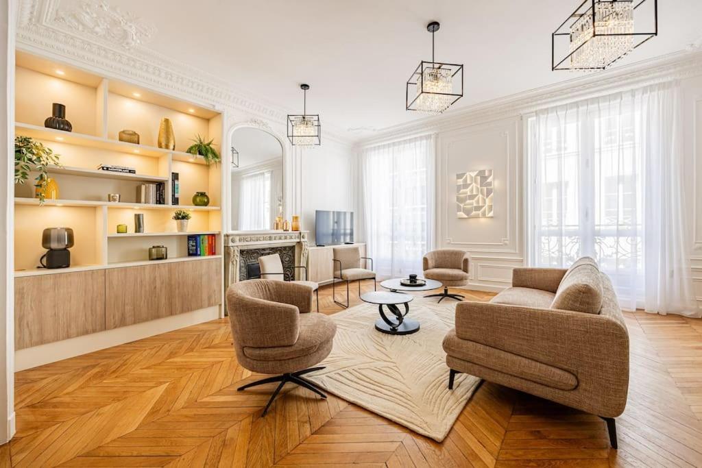 un salon avec des chaises et une cheminée dans l'établissement Amazing Apartment # Champs Elysées # Paris 8 # AC, à Paris