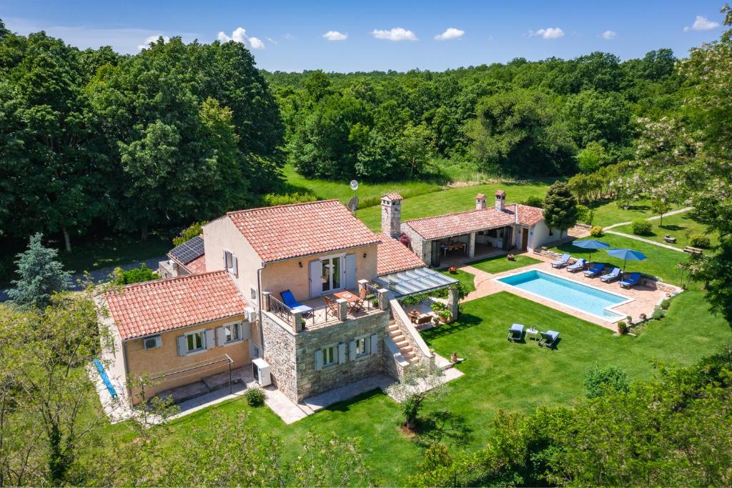 widok z lotu ptaka na dom z basenem w obiekcie Villa Lipa w mieście Krnica