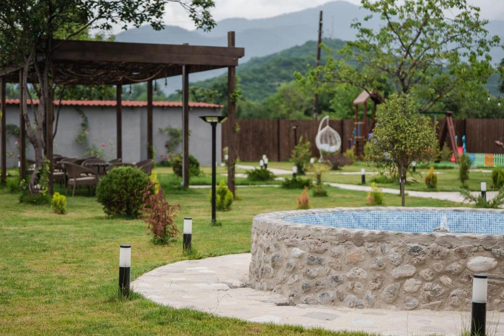 Nespecifikovaný výhled na hory nebo výhled na hory při pohledu z hotelu
