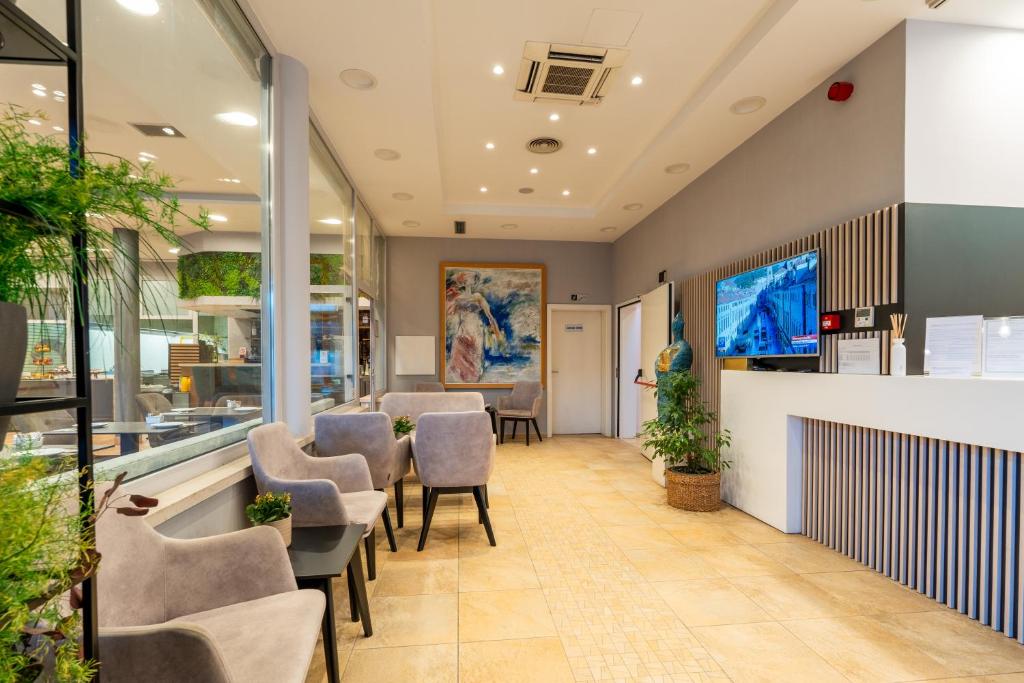 TV a/nebo společenská místnost v ubytování Berkeley Hotel