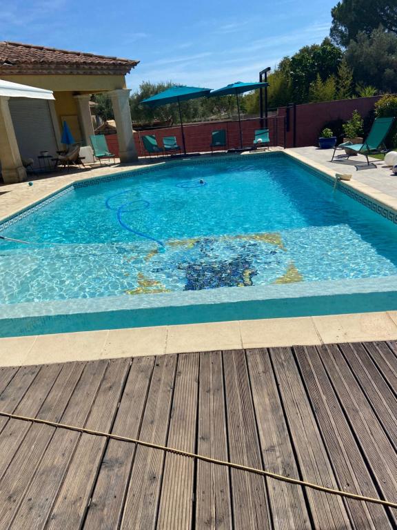 Πισίνα στο ή κοντά στο Villa spacieuse avec pisicne