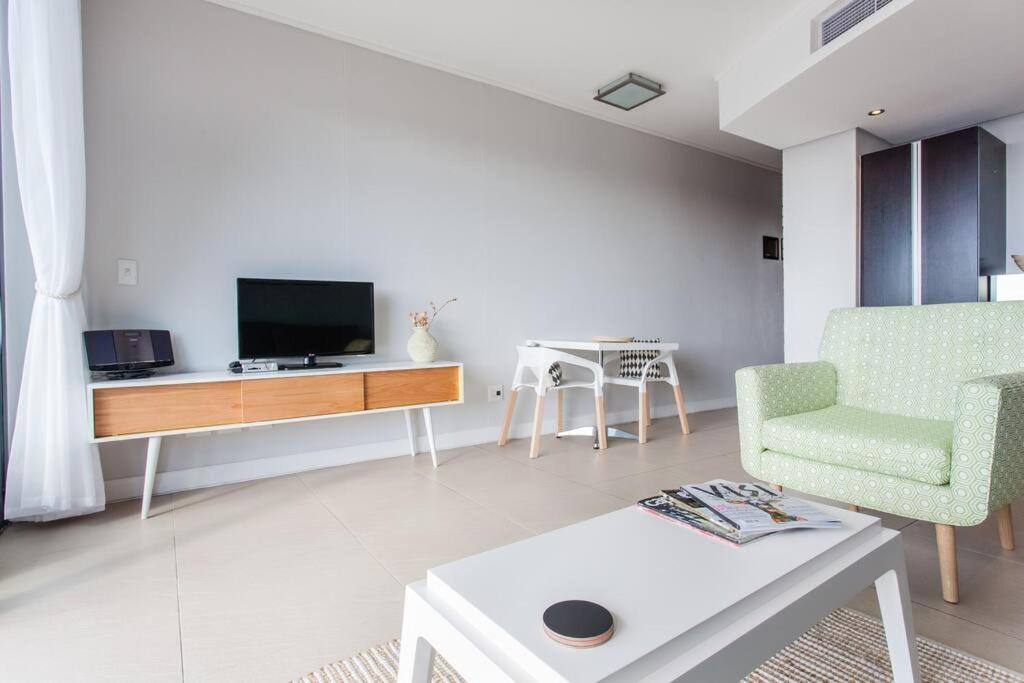 Suitetrails - Fabulous 1-Bedroom De Waterkant Apt with WiFi and Parking