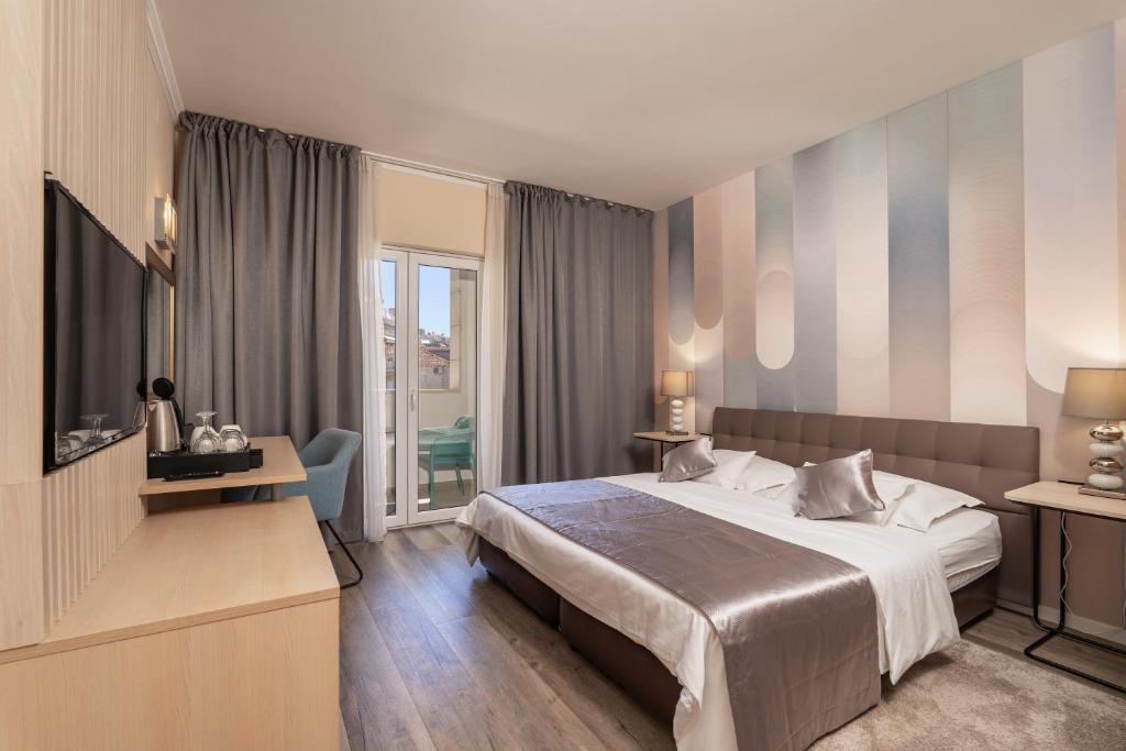 Postel nebo postele na pokoji v ubytování Berkeley Hotel