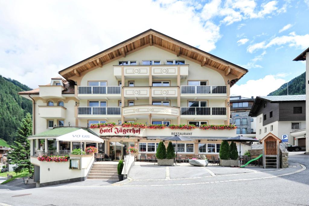 ein Hotel in den Bergen mit einem Gebäude in der Unterkunft Hotel Jägerhof in Ischgl
