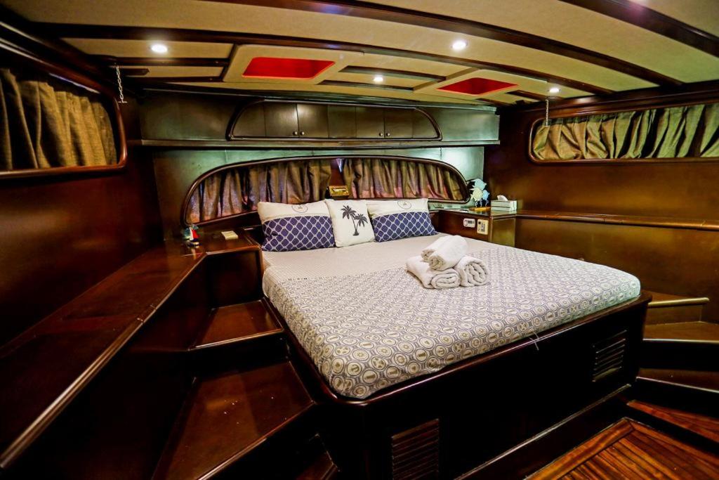 una cama en la parte trasera de un barco en Luxury Hotel Boat in Bodrum Marina, en Bodrum City