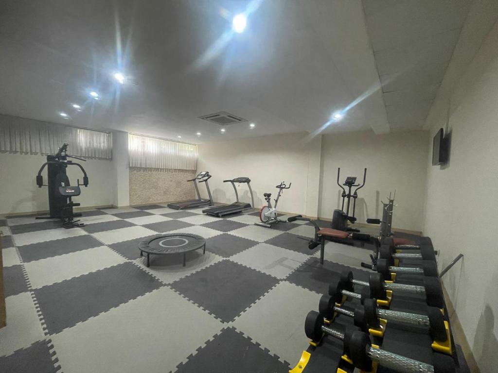 Fitness centrum a/nebo fitness zařízení v ubytování Tripolis Hotel