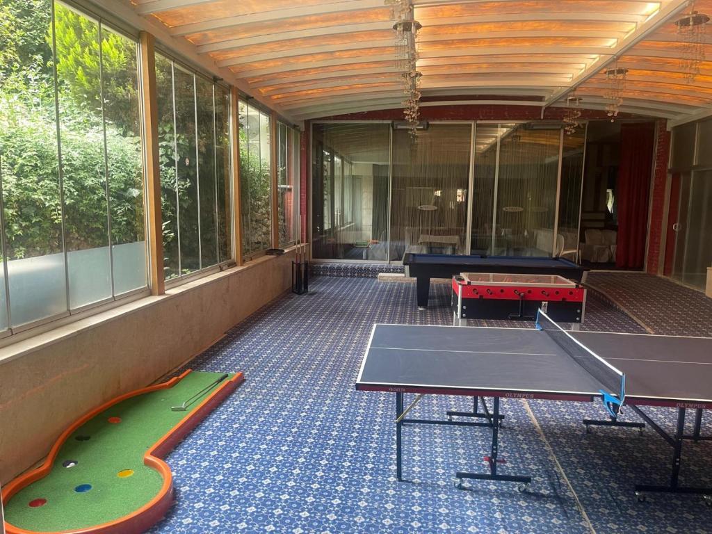 Stolní tenis v ubytování Tripolis Hotel nebo okolí