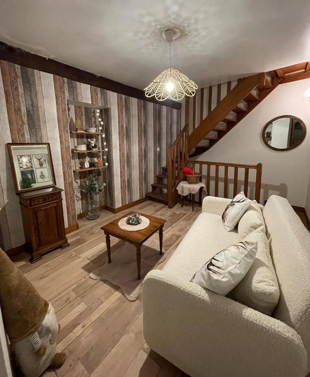 un salon avec un canapé et une table dans l'établissement 