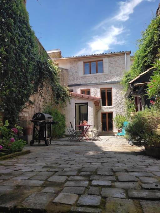 un patio en pierre devant une maison dans l'établissement Maison de ville, à Romans-sur-Isère