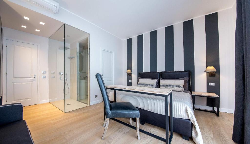 パレルモにあるSuite 136のベッドルーム1室(ベッド1台、テーブル、椅子付)