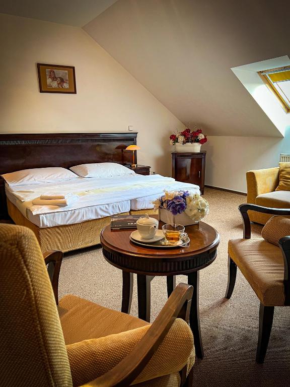 Postel nebo postele na pokoji v ubytování Hotel U Zeleneho stromu