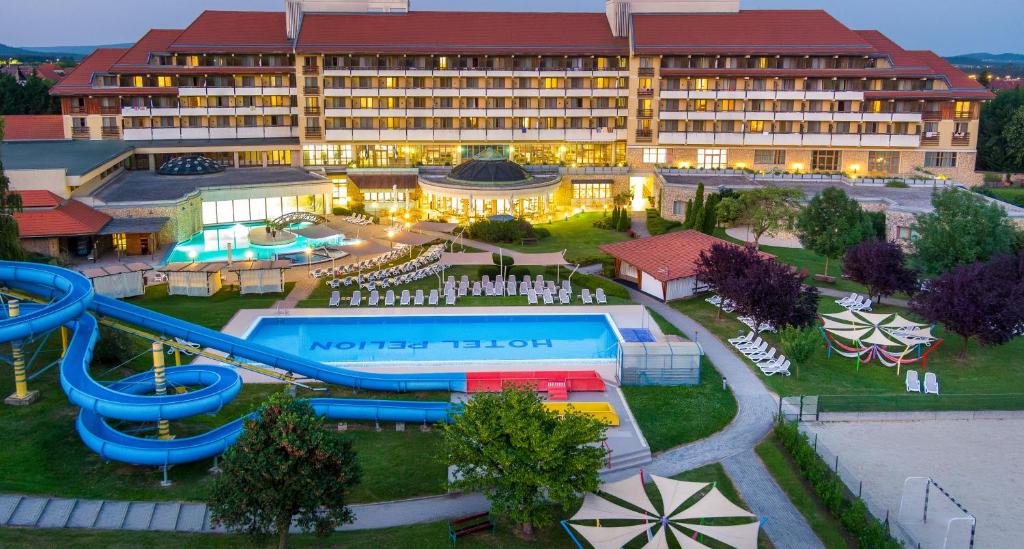Bazén v ubytování Hunguest Hotel Pelion nebo v jeho okolí