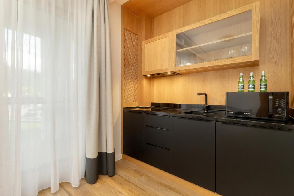 A kitchen or kitchenette at Chaber Apartamenty