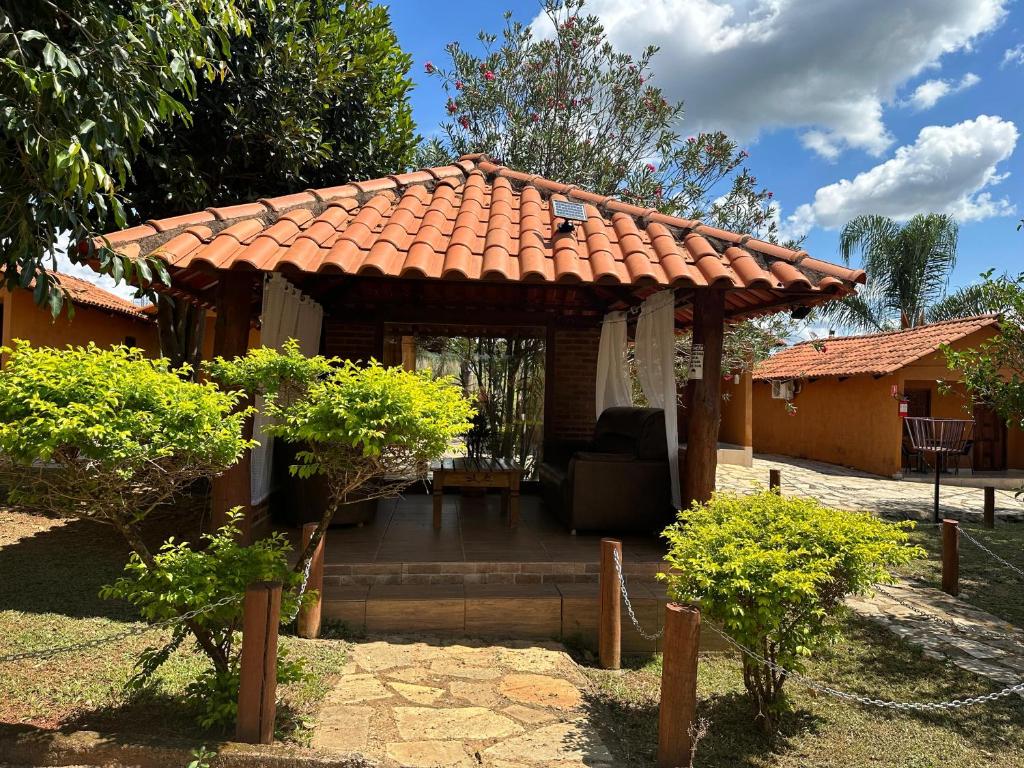 Um jardim no exterior de Pousada Raio de Luz