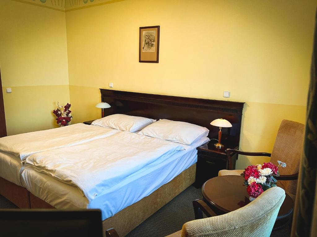 Postel nebo postele na pokoji v ubytování Hotel U Zeleneho stromu