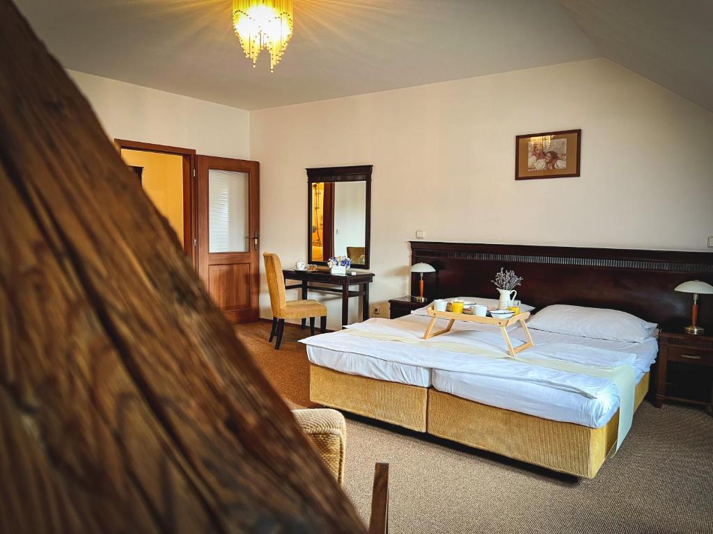Postel nebo postele na pokoji v ubytování Hotel U Zeleneho stromu