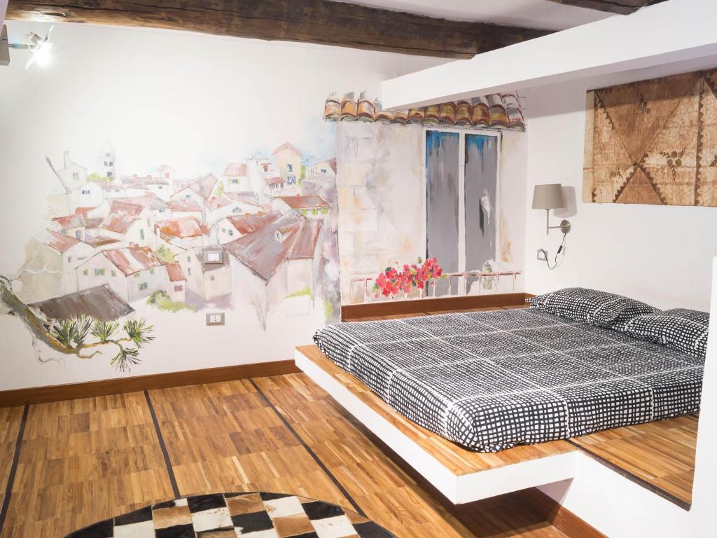1 dormitorio con 1 cama y una pintura en la pared en I Tetti Napoli, en Nápoles