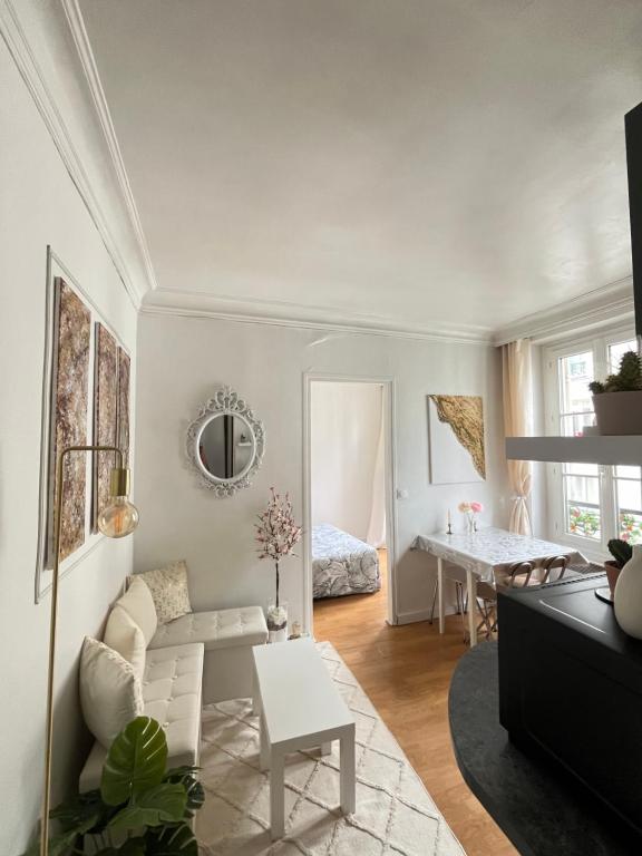un salon avec un canapé et une table dans l'établissement Magnifique 2p avec vue sur le Sacré Coeur, à Paris