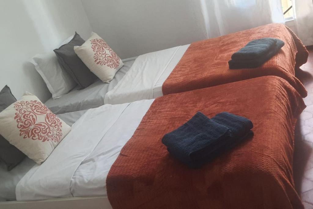 - 2 lits avec serviettes et oreillers dans l'établissement Sérénité, à Marseille