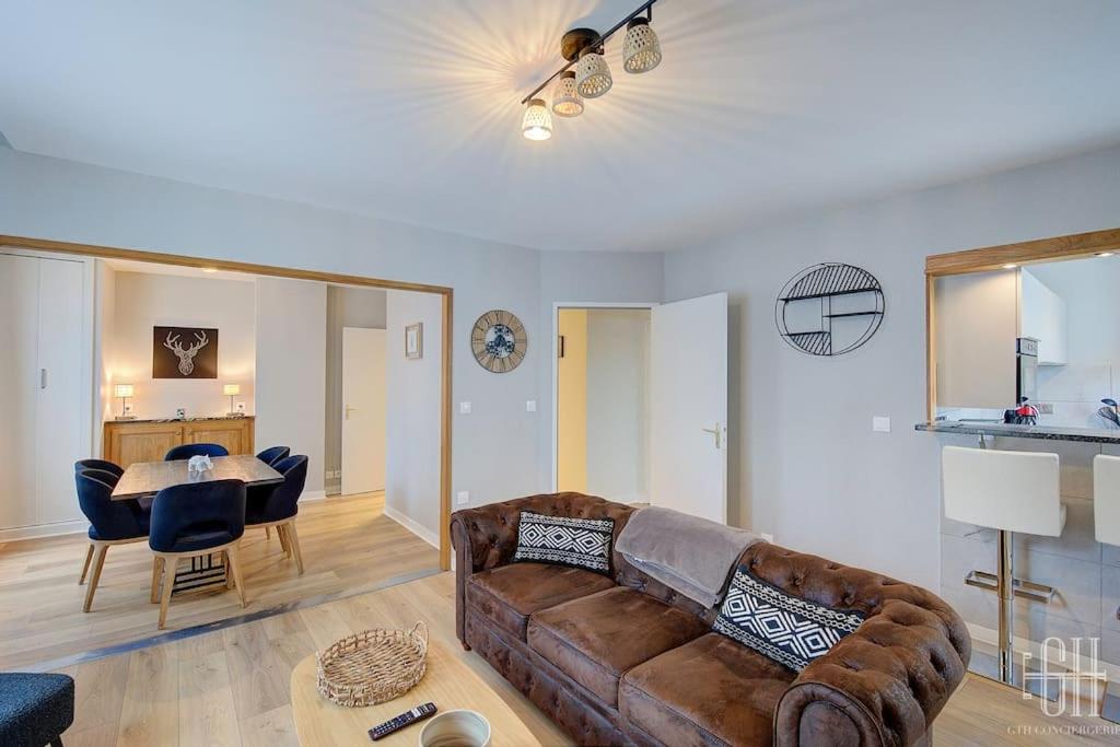 un salon avec un canapé et une table dans l'établissement Begonia - Place Plumereau, à Tours