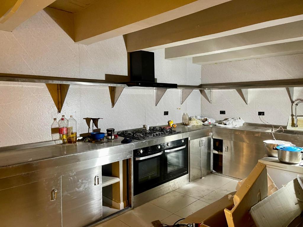 Kuchyň nebo kuchyňský kout v ubytování EleMYNT LifeStyle Hotel