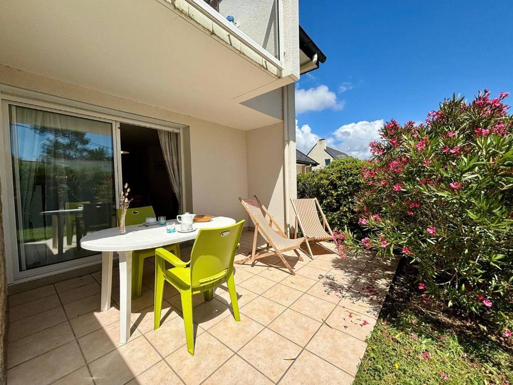 un patio avec une table et des chaises sur un patio dans l'établissement Appartement 2 pièces avec jardin, calme, proche plage et commerces, parking privé inclus, Carnac - FR-1-377-33, à Carnac