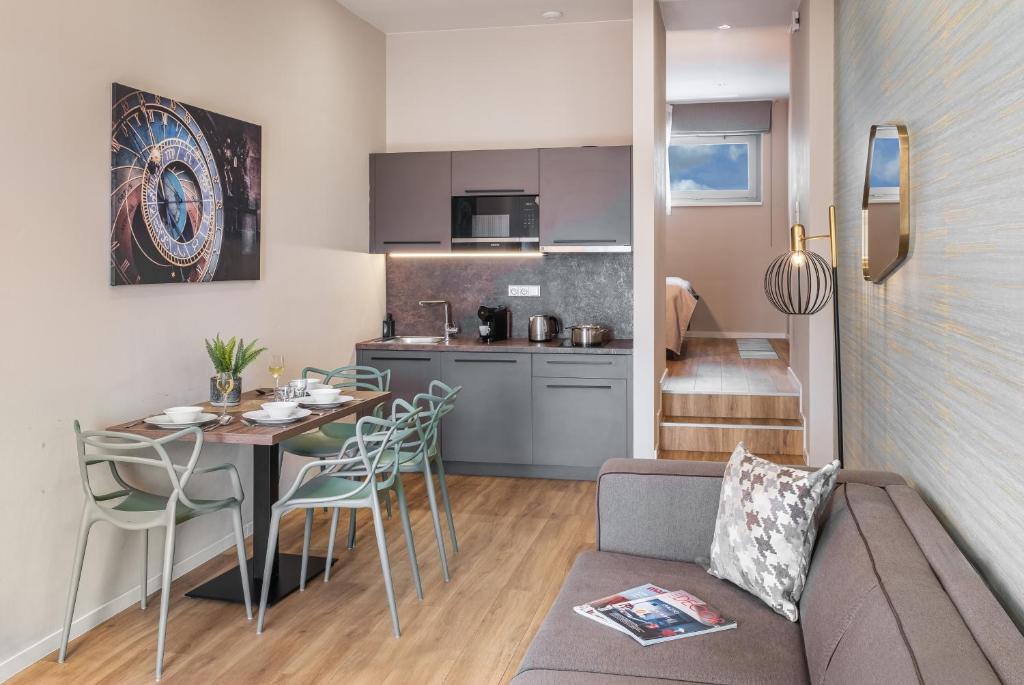 Kuchyň nebo kuchyňský kout v ubytování VN17 Rooftop Suites by Adrez